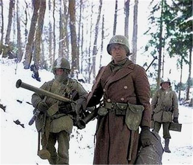 二战老照片:东线德军机枪手枕戈待旦,西线美军经历最血腥一役